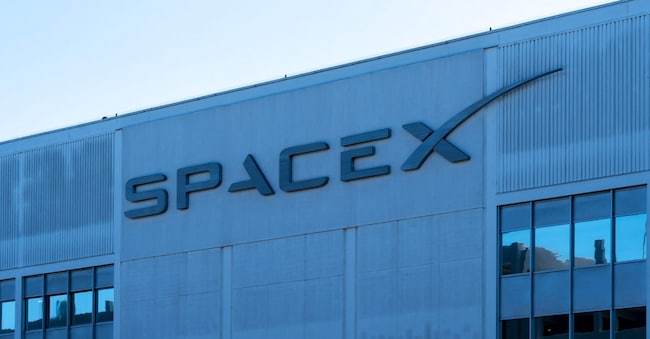 Il logo di SpaceX, in una delle sedi del gruppo ad Hawthorne, in California Alamy Stock Photo