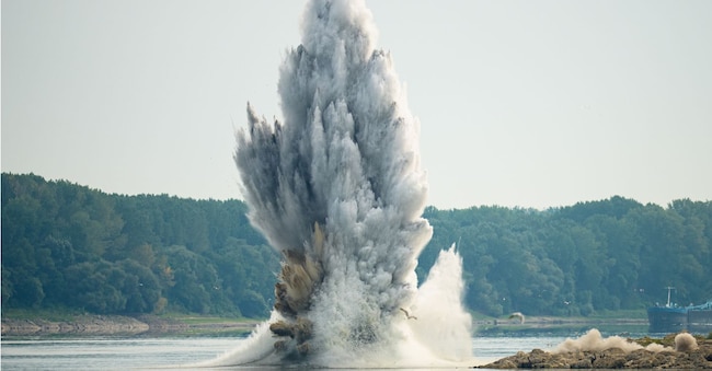 La Marina rumena fa esplodere degli ordigni subacquei durante una demolizione controllata di rocce sommerse per migliorare il flusso d’acqua verso la centrale nucleare di Cernavoda, a causa dei livelli d’acqua eccezionalmente bassi del Danubio, a Izvoarele, in Romania, lunedì 3 agosto 2026. (Foto AP/Andreea Alexandru) Associated Press / LaPresse Solo Italia e Spagna Notizie pubbliche australiane