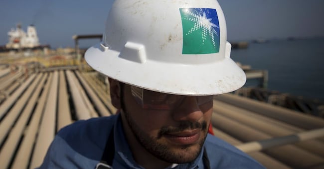 Un dipendente si trova vicino alle condutture utilizzate per lo sbarco e lo scarico di petrolio greggio e raffinato presso il North Pier Terminal, gestito da Saudi Aramco, a Ras Tanura, in Arabia Saudita, lunedì 1 ottobre 2018. Saudi Aramco punta a diventare un raffineria e un produttore chimico di livello globale, cercando di trarre profitto dai settori dell’industria petrolifera in cui la domanda sta crescendo più rapidamente, sostenendo al contempo la diversificazione economica del regno. Fotografo: Simon Dawson/Bloomberg