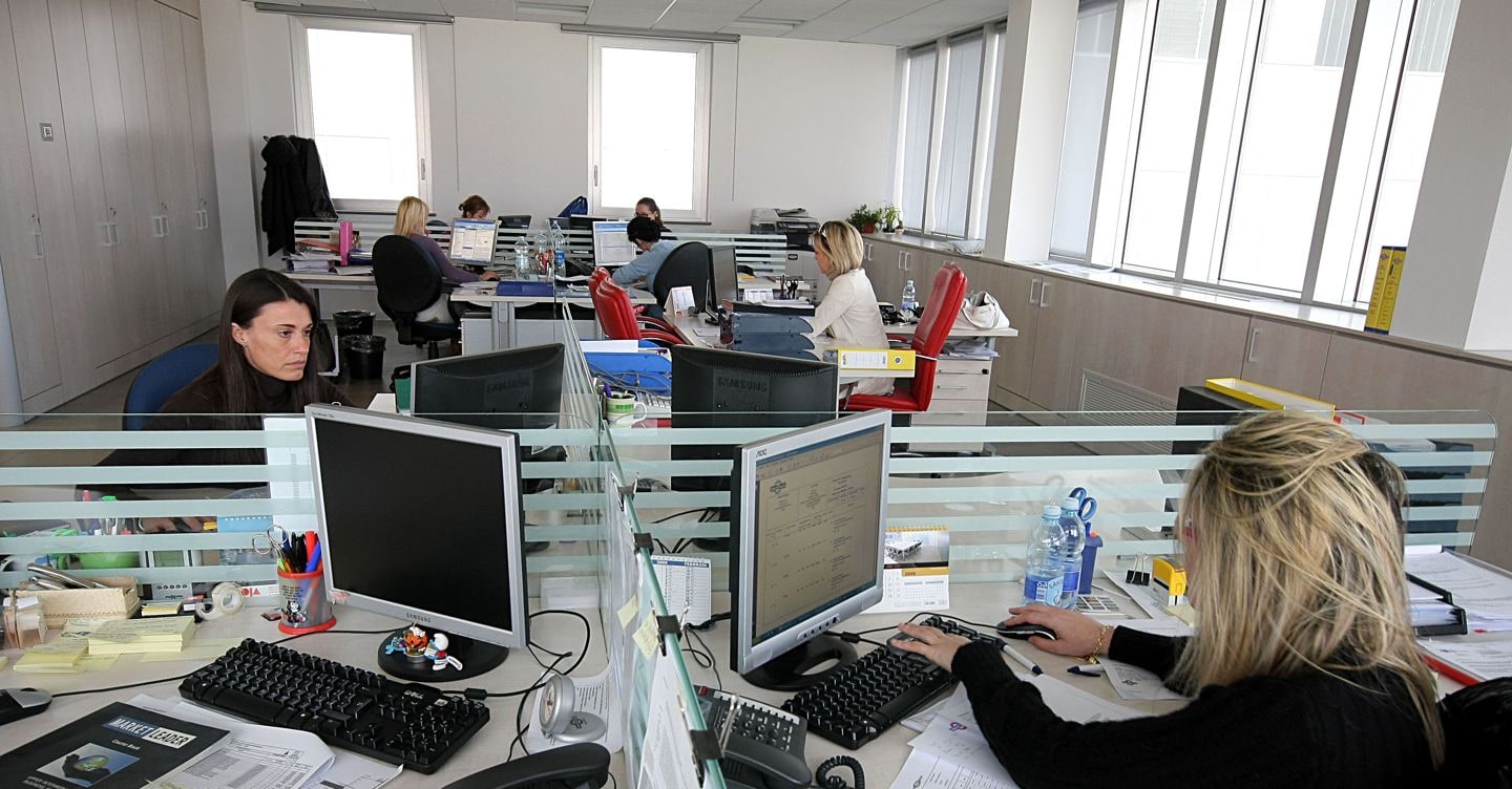 VALVITALIA UFFICI IMPIEGATE  IMPIEGATI INDUSTRIA METALMECCANICA UFFICIO Capra Imagoeconomica