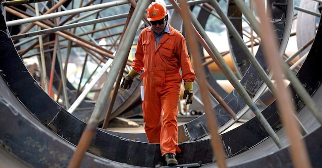 Un'operaio metalmeccanico al lavoro in un'immagine d'archivio. Il Pil italiano nel I trimestre del 2010 e cresciuto dello 0,4% rispetto al trimestre precedente e dello 0,5% rispetto al primo trimestre 2009. Lo comunica l'Istat,che ha rivisto al ribasso la stima preliminare (+0,5% congiunturale e +0,6% tendenziale). GIORGIO BENVENUTI ANSA