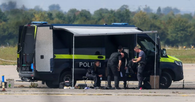 Gli agenti di polizia operano nelle vicinanze di un aereo cargo Antonov, nei pressi del quale è stato rinvenuto un drone, all’aeroporto di Lipsia (REUTERS)