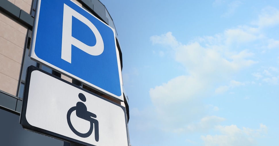 Disabilità, primo ok del Governo a Carta e contrassegno di parcheggio europei: ecco come li si potrà richiedere