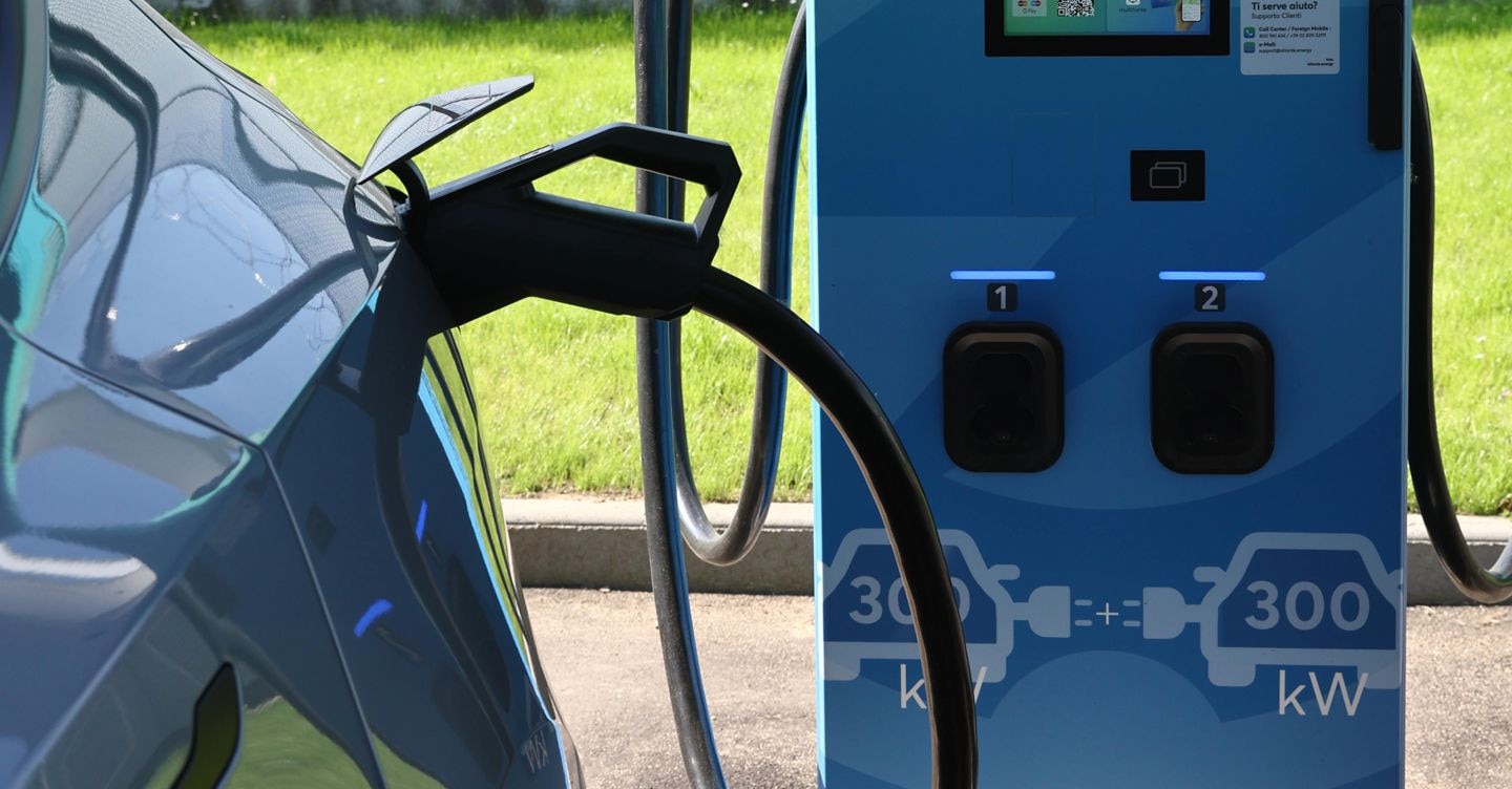Auto, lo share delle elettriche supera l’8% con il bonus ma il rischio è lo stallo