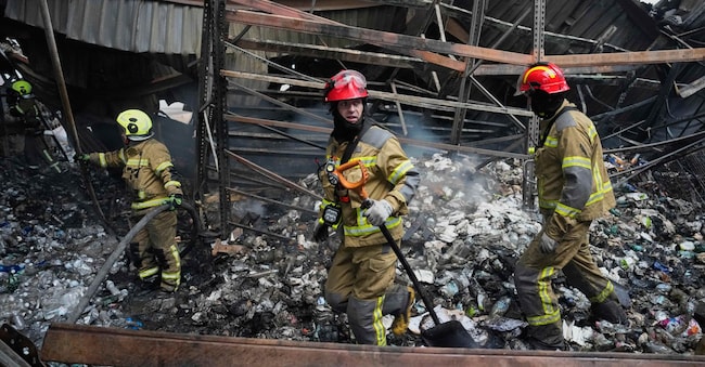 I vigili del fuoco spengono un incendio divampato dopo che missili russi hanno colpito un magazzino alimentare vicino a Kiev, in Ucraina, mercoledì 5 agosto 2026. (AP Photo/Efrem Lukatsky) APN