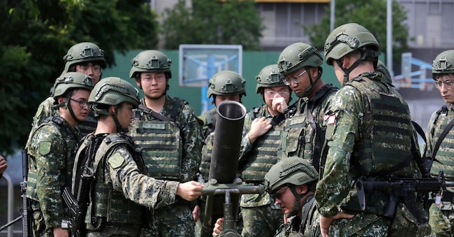 Mercoledì 5 agosto 2026, a Taipei, Taiwan, alcuni soldati svolgono un addestramento di squadra con un mortaio durante le esercitazioni militari annuali Han Kuang. (Foto AP/Chiang Ying-ying) APN