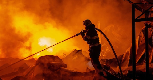 I vigili del fuoco hanno spento un incendio dopo che alcuni missili russi hanno colpito un magazzino a Kiev (APN)