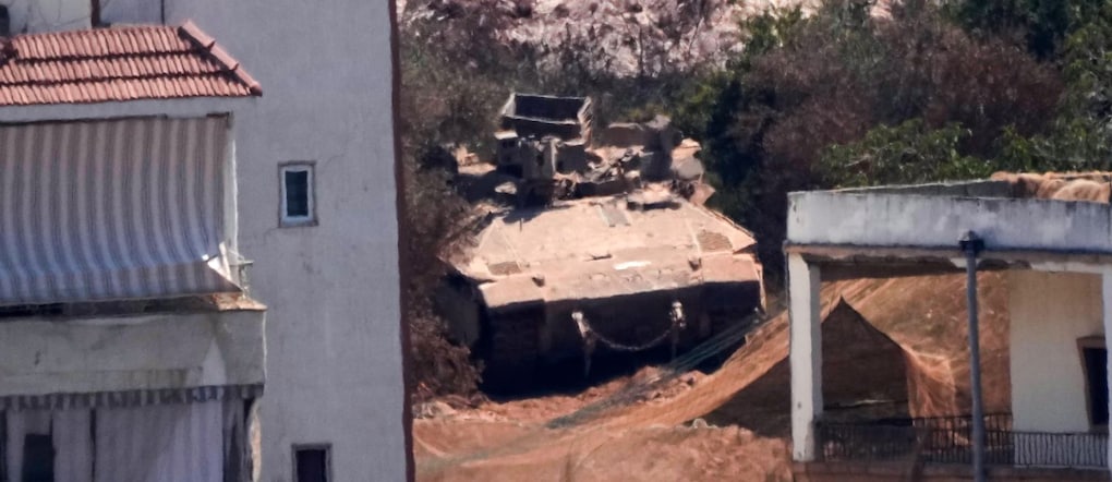 Mercoledì 5 agosto 2026, dal villaggio di Zawtar al-Gharbieh, nel Libano, si vede un carro armato israeliano di stanza tra le abitazioni del villaggio di Zawtar al-Sharqiyah, occupato dalle forze israeliane. (AP Photo/Mohammed Zaatari) APN