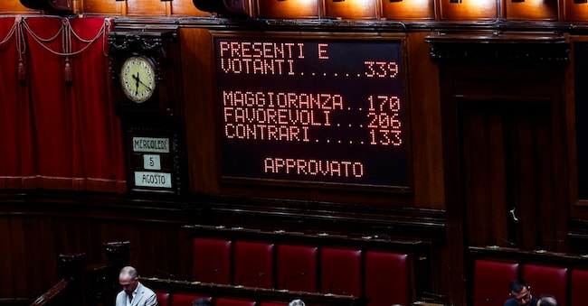 Il tabellone elettronico con il risultato del voto sulla Relazione della Giunta per le autorizzazioni sulla domanda di autorizzazione al sequestro di corrispondenza (chat) nei confronti del l’ex sottosegretario della Giustizia e deputato di Fratelli d'Italia (FdI) Andrea Delmastro Delle Vedove, Roma, 05 agosto 2026. ANSA/ANGELO CARCONI ANSA