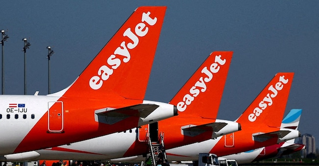 I passeggeri salgono a bordo di un aereo easyJet all’aeroporto di Berlino-Brandeburgo a Schönefeld, in Germania, il 21 aprile 2026. REUTERS/Lisi Niesner//Foto d’archivio REUTERS