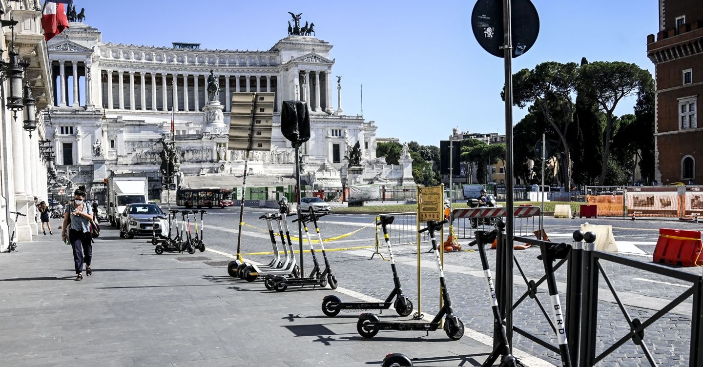 Multa da 2,7 milioni a Bird, Dott e Lime per i pass gratuiti della micromobilità a Roma