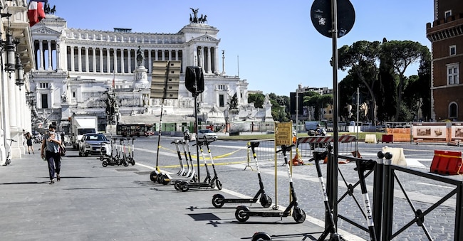 Mobilità nella capitale, monopattini elettrici Bird (Imagoeconomica)