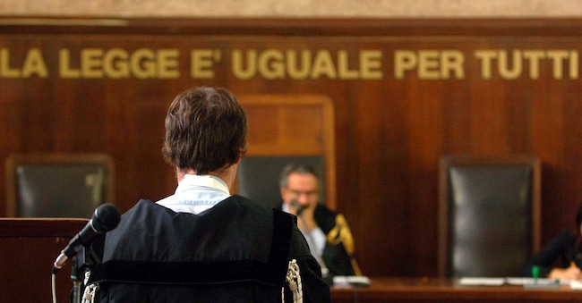 AVVOCATO AVVOCATI PUBBLICO MINISTERO TOGA TOGHE AULA TRIBUNALE LA LEGGE E UGUALE PER TUTTI