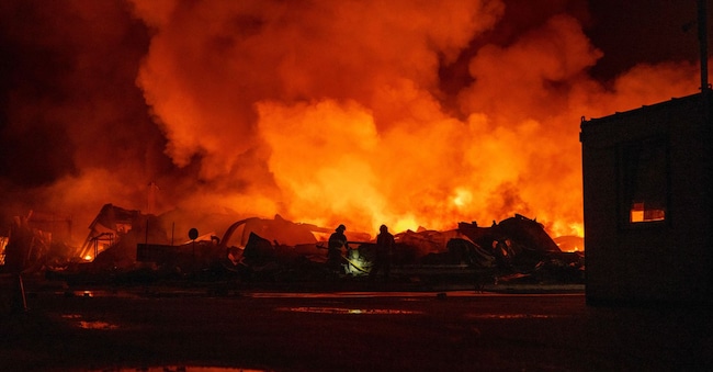I vigili del fuoco affrrontano un incendio divampato dopo che missili russi hanno colpito un magazzino a Kiev mercoledì 5 agosto. (AP Photo/Dan Bashakov) APN