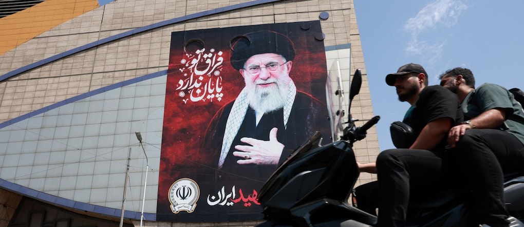 I passanti passano davanti a un cartellone pubblicitario raffigurante il defunto leader supremo iraniano, l’Ayatollah Ali Khamenei, in una strada del centro di Teheran, in Iran, il 6 agosto 2026. Secondo il portavoce del Ministero degli Esteri iraniano Esmaeil Baghaei, l’Iran e l’Oman stanno conducendo colloqui da due mesi per istituire un corridoio di navigazione sicuro per il trasporto commerciale attraverso lo Stretto di Hormuz.  EPA/ABEDIN TAHERKENAREH  EPA