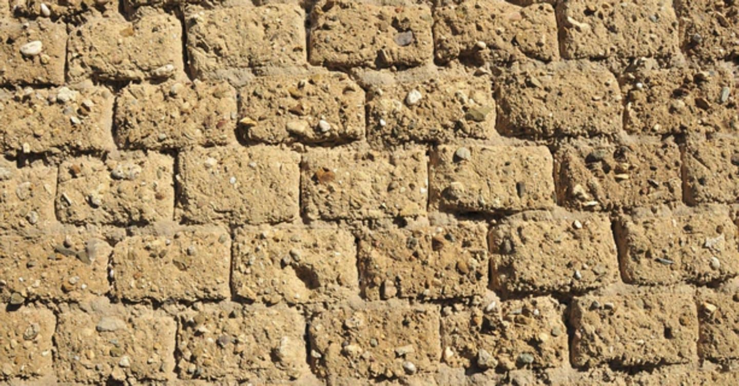 Sardegna, l’antica tradizione dei mattoni di terra cruda per battere il caldo estemo