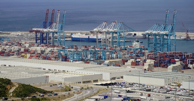 Una veduta panoramica del porto di Tanger Med, sullo Stretto di Gibilterra, a est di Tangeri, in Marocco, 6 giugno 2024.  (REUTERS/Abdelhak Balhaki)