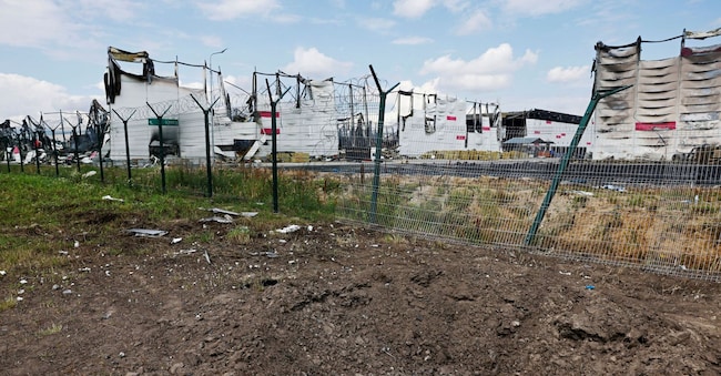 FOTO D'ARCHIVIO: Un cratere nei pressi delle rovine del magazzino Wildberries, distrutto da un incendio in seguito a un recente attacco con droni ucraini nel corso del conflitto tra Russia e Ucraina, nella città di Elektrostal, nella regione di Mosca, Russia, 23 luglio 2026. REUTERS/Stringer/Foto d'archivio REUTERS