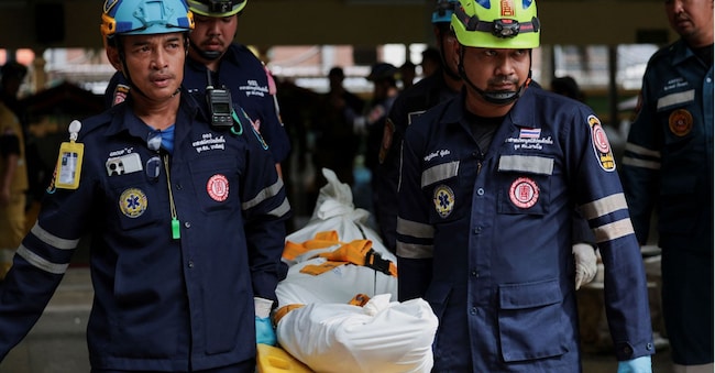 Il personale di soccorso trasporta un cadavere su una barella alla scuola Debsirin Nonthaburi, in seguito alla sparatoria avvenuta nell'istituto, nel distretto di Bang Kruai, nella provincia di Nonthaburi, alla periferia di Bangkok, in Thailandia, il 7 agosto 2026. REUTERS/Chalinee Thirasupa REUTERS