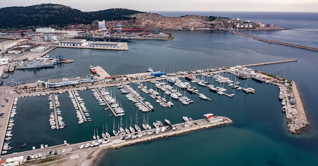 Bar sul mare con barche e yacht sul Mare Adriatico, vista dal drone, panorama, Montenegro Alamy Stock Photo