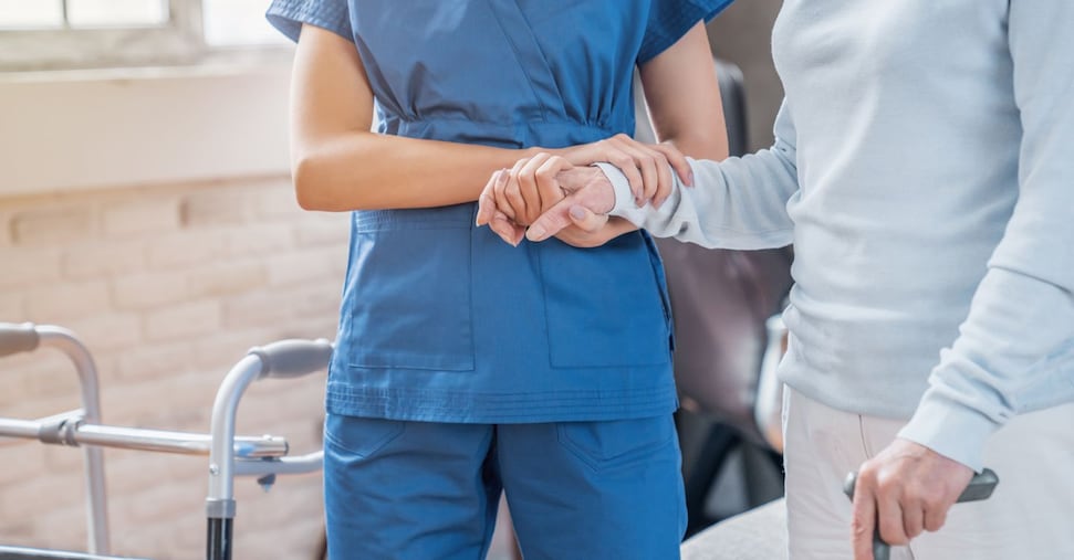 Cure a casa per 1,7 milioni di anziani ma le ore calano
