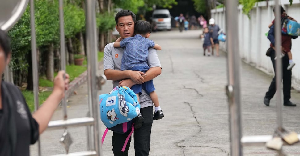 Strage in una scuola di Bangkok: 14enne uccide cinque insegnanti Strage in una scuola di Bangkok: 14enne uccide cinque insegnanti