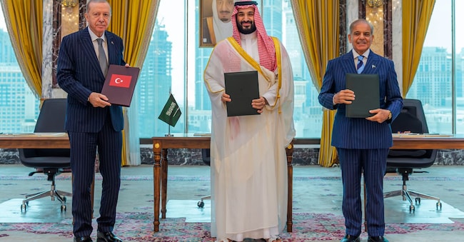 Da sinistra, il presidente turco, Recep Tayyip Erdogan. Il principe saudita,  Mohammed bin Salman. E il primo ministro pakistano  Shehbaz Sharif in posa dopo aver firmato l’accordo trilaterale di mutuo sostegno militare  APN