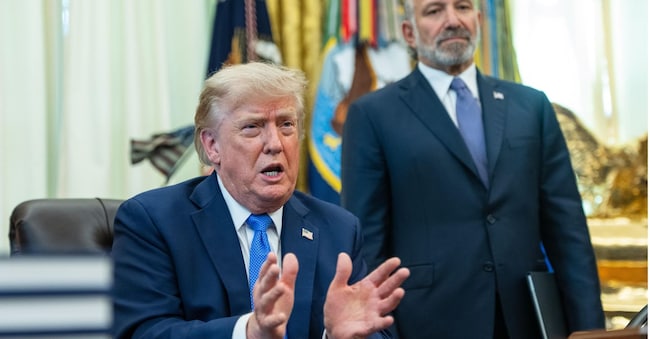 Donald Trump alla Casa Bianca, con il segretario al Commercio Howard Lutnick, dopo la firma gli ordini esecutivi sullo ius soli EPA
