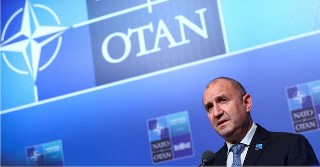 FOTO D'ARCHIVIO: Il primo ministro bulgaro Rumen Radev interviene durante una conferenza stampa improvvisata in occasione del vertice dei leader della NATO ad Ankara, in Turchia, l'8 luglio 2026. REUTERS/Yves Herman/Foto d'archivio REUTERS