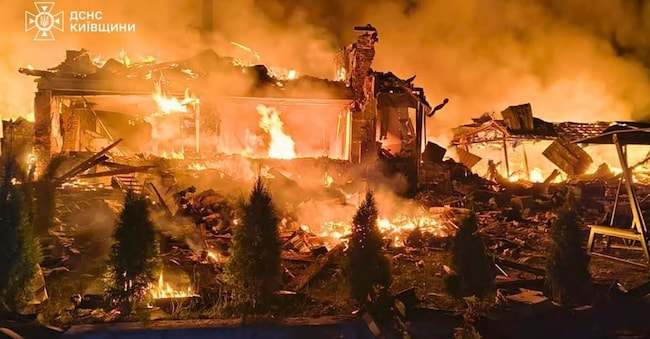 Una foto diffusa dal Servizio statale di emergenza ucraino mostra il luogo in cui, nella notte dell’8 agosto 2026, si è verificato un attacco russo contro un edificio privato nel villaggio di Pukhivka, nei pressi di Kiev.  EPA/SERVIZIO STATALE DI EMERGENZA DELL’UCRAINA  EPA