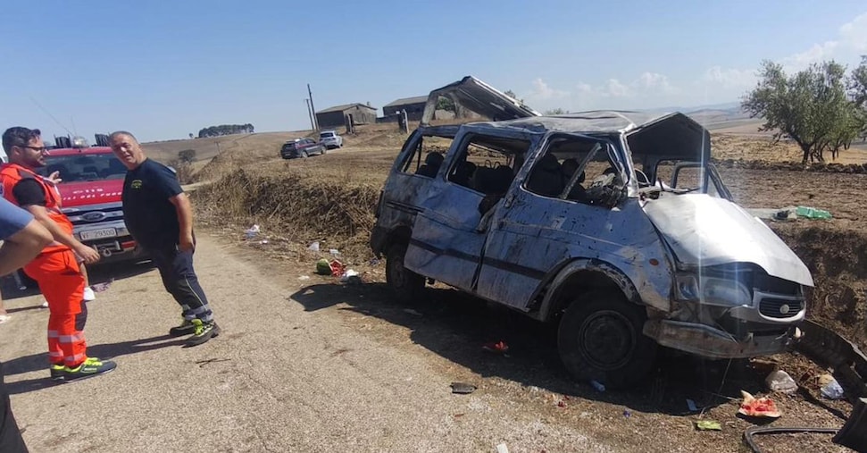 Furgone ribaltato nel Foggiano: un bracciante morto e otto feriti Furgone ribaltato nel Foggiano: un bracciante morto e otto feriti
