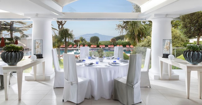 lA sala de L’Olivo, uno dei cinque ristoranti dell’hotel Capri Palace, guidato dall’executive chef Salvatore Elefante.