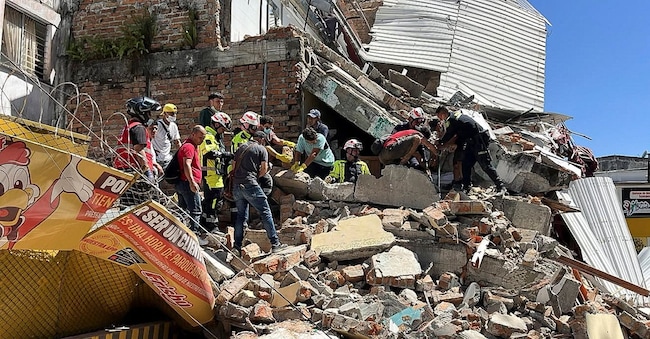 Residenti e personale di emergenza scavano tra le macerie di un edificio parzialmente crollato dopo il terremoto a Pereira, in Colombia, il 10 agosto 2026. REUTERS/Stringer REUTERS