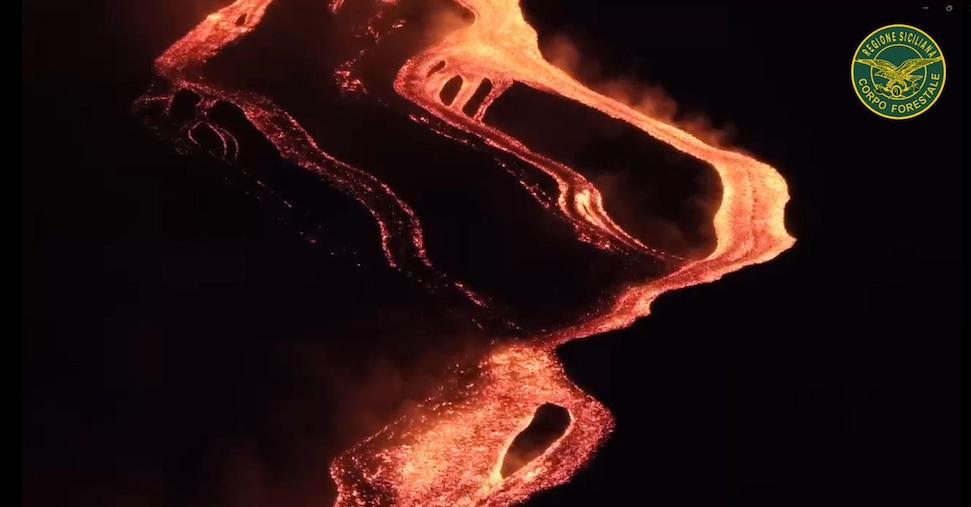 Aeroporto di Catania, voli sospesi fino a martedì alle 6 per l’eruzione dell’Etna Aeroporto di Catania, voli sospesi fino a martedì alle 6 per l’eruzione dell’Etna