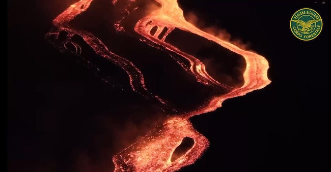 Continua la fase eruttiva sull'Etna caratterizzata da continue esplosioni nella zona sommitale del vulcano, in particolare dal cratere Voragine, e da colate laviche che fuoriescono da tre bocche, createsi dopo delle fratture intorno a quota 2.750 metri, riversandosi nelle desertiche valli del Bove e del Leone, 9 agosto 2026.  ANSA/CORPO FORESTALE REGIONE SICILIANA ANSA