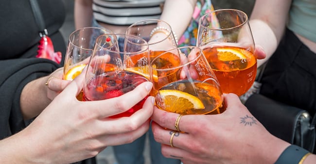 L’aperitivo. Dell’1,5 miliardi di consumazioni di Spritz nel mondo circa 395 milioni sono fatte in Italia (Photo by Daniel Vogl/picture alliance via Getty Images)