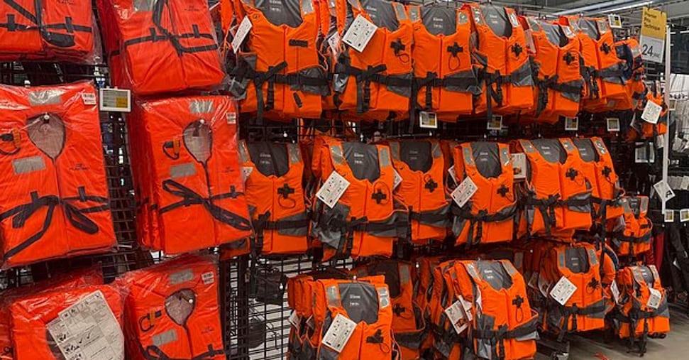 Migranti, dalla costa francese al Regno Unito con i giubbotti di salvataggio comprati da Decathlon