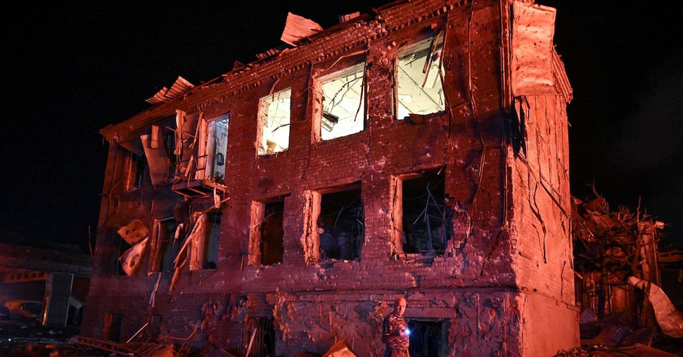 Ucraina, nove morti per raid russi della notte. A Kiev colpito deposito con 15mila droni