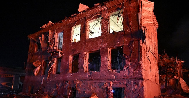 Un residente si trova accanto a un edificio danneggiato da un attacco missilistico russo avvenuto durante la notte, nel contesto dell'offensiva russa contro l'Ucraina, a Zaporizhzhia, Ucraina, l'11 agosto 2026. REUTERS/Stringer     IMMAGINI DEL GIORNO DI TPX REUTERS