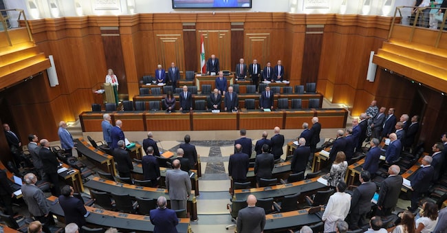Parlamentari libanesi partecipano a una seduta parlamentare per discutere una proposta di legge sull'amnistia generale, l'abolizione della pena di morte e gli stipendi dei membri in pensione del Parlamento libanese EPA