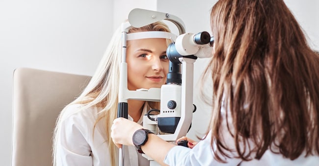 Esame della vista in uno studio oftalmologico con un oculista esperto. (Adobe Stock)