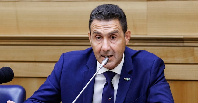 Il leader di Futuro nazionale Roberto Vannacci nella sala stampa della Camera dei deputati durante la conferenza stampa su immigrazione e crisi energetica, Roma, Mercoledì 5 Agosto 2026 (Foto Roberto Monaldo / LaPresse) LAPRESSE