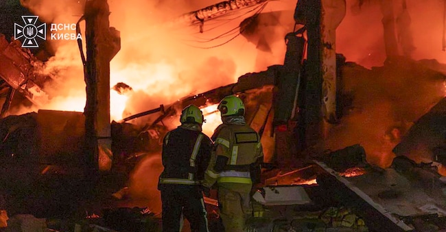 Una foto fornita dal Servizio statale di emergenza mostra i soccorritori ucraini al lavoro sul luogo di un attacco con missili balistici russi contro una zona residenziale di Kiev, in Ucraina, l’11 agosto 2026, nel contesto dell’invasione russa ancora in corso. EPA/STATE EMERGENCY SERVICE EPA