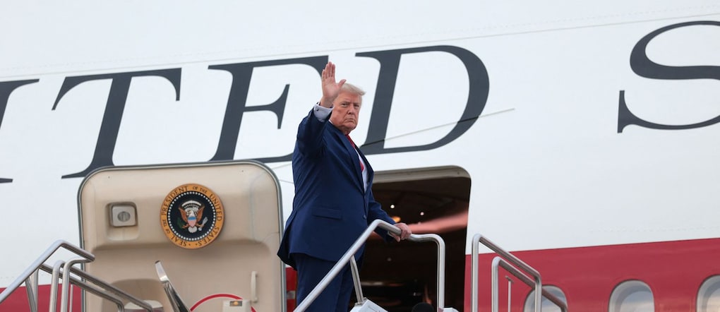 Il presidente degli Stati Uniti Donald Trump sale a bordo dell’Air Force One, diretto alla Joint Base Andrews, a Cleveland, Ohio, Stati Uniti, l’11 agosto 2026. REUTERS/Kylie Cooper REUTERS