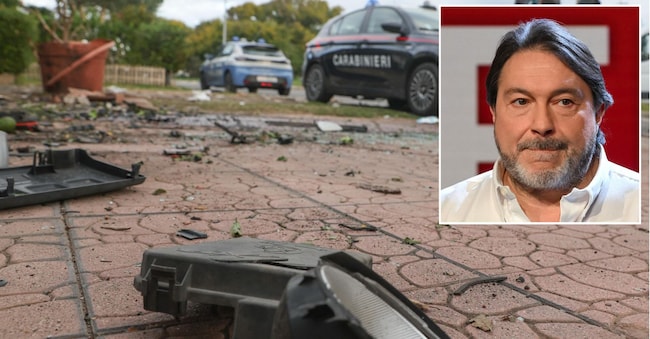 Nella foto combo, pezzi dell'automobile di Sigfrido Ranucci, giornalista e conduttore di Report, e quella di sua figlia, dopo l'esplosione, a Campo Ascolano, frazione di Pomezia (Roma) il 17 ottobre 2025 e, nel riquadro, Sigfrido Ranucci.  ANSA ANSA