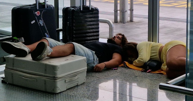 Sospesi tutti i voli in arrivo e in partenza dall'aeroporto di Catania fino alle 16 di domani, 13 agosto, a causa della abbondante ricaduta di cenere provocata dall'attività dell'Etna. ANSA/ORIETTA SCARDINO ANSA