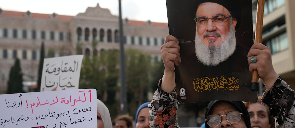 Un manifestante grida slogan mentre tiene in mano un ritratto del defunto leader di Hezbollah Hassan Nasrallah durante una manifestazione di protesta, sullo sfondo dei colloqui tra Libano e Israele e della normalizzazione delle relazioni, a Beirut, in Libano, venerdì 7 agosto 2026. (AP Photo/Hussein Malla) APN