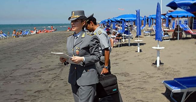 La Guardia di Finanza ha effettuato operazioni contro abusivismo commerciale, caporalato ed evasione fiscale su concessioni demaniali
