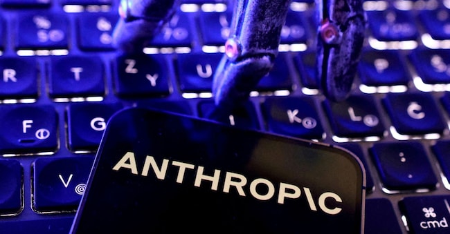 FOTO D'ARCHIVIO: Il logo di Anthropic, una tastiera e una mano robotica in questa illustrazione realizzata il 5 giugno 2026. REUTERS/Dado Ruvic/Illustrazione//Foto d'archivio Reuters