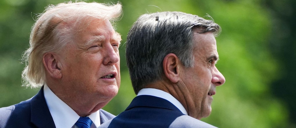 Il presidente degli Stati Uniti Donald Trump e John Ratcliffe, direttore della Central Intelligence Agency (CIA), rilasciano alcune dichiarazioni mentre si allontanano al termine di una riunione di gabinetto a Camp David, a Thurmont, nel Maryland (Stati Uniti), il 31 luglio 2026. REUTERS/Nathan Howard/Pool REUTERS